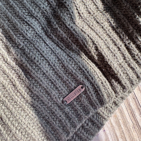 Hollister Olive Green Ribbed Turtleneck Sweater – Size S - Picture 3 of 3